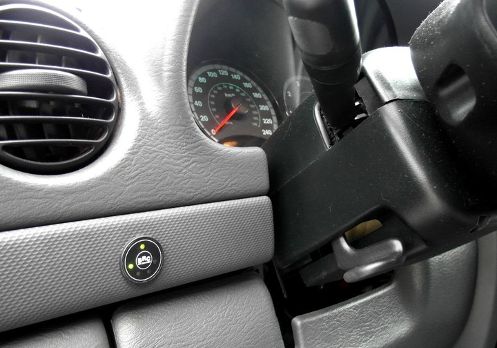 Кнопка переключения и индикации режимов работы ГБО BRC Sequent Plug&Drive с указателем уровня топлива, Jeep Cherokee/Liberty (KJ)