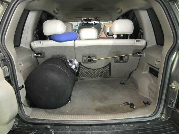газовый баллон 61 л (пропан-бутан) в багажнике Jeep Cherokee