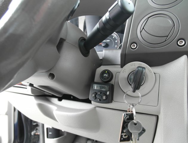 Кнопка переключения и индикации режимов работы ГБО в салоне Jeep Commander PowerTech на передней панели справа от рулевой колонки