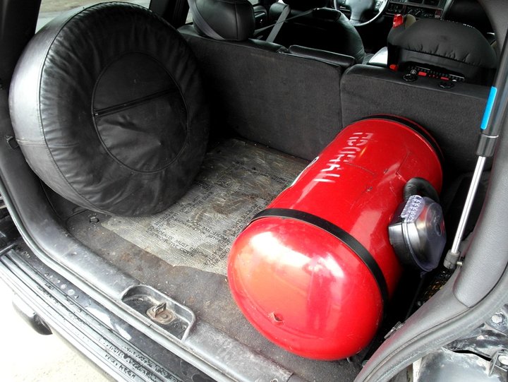 газовый баллон 95 литров в багажнике Jeep Grand Cherokee (ZJ)