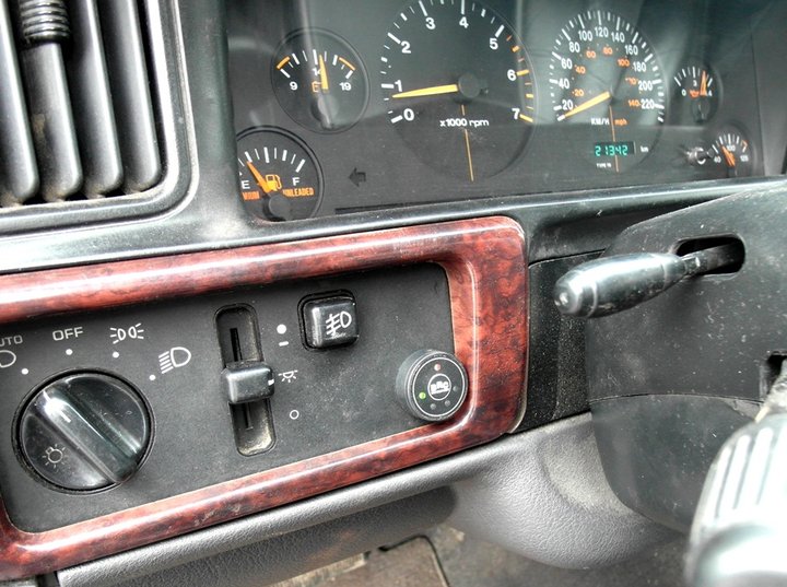 Кнопка переключения и индикации режимов работы ГБО BRC Sequent с указателем уровня топлива на передней панели Jeep Grand Cherokee (ZJ)