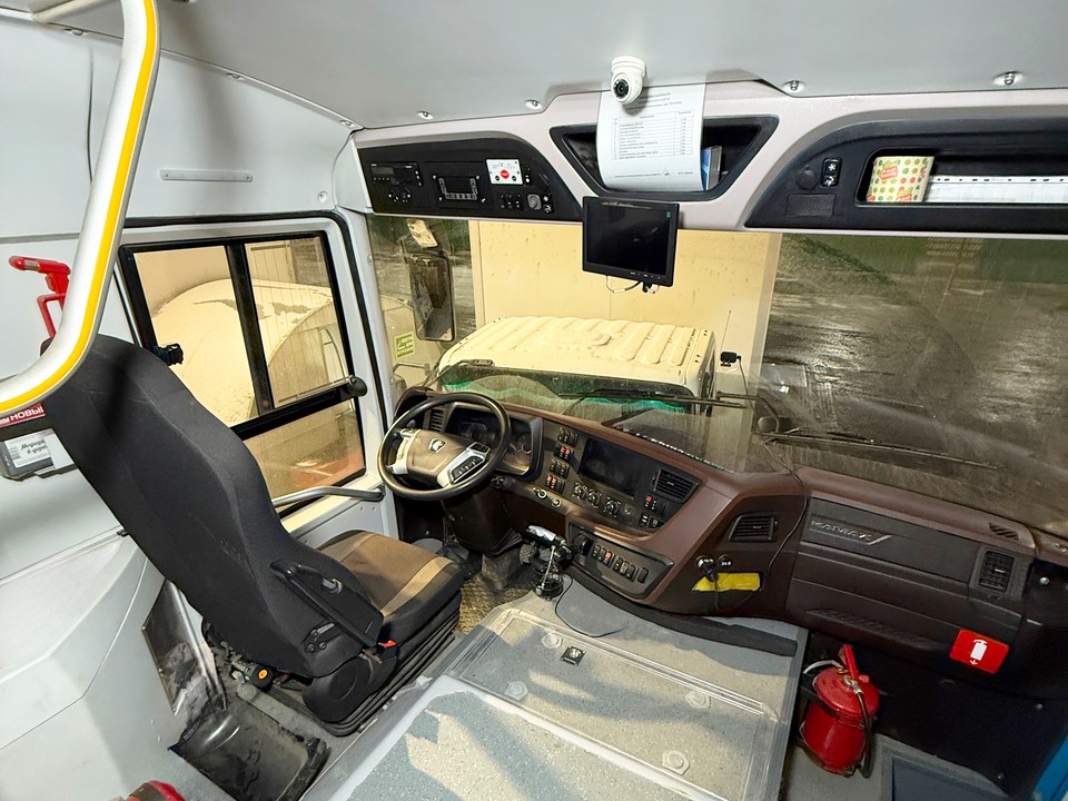 Передняя часть салона автобуса Камаз 6250, газовый автобус