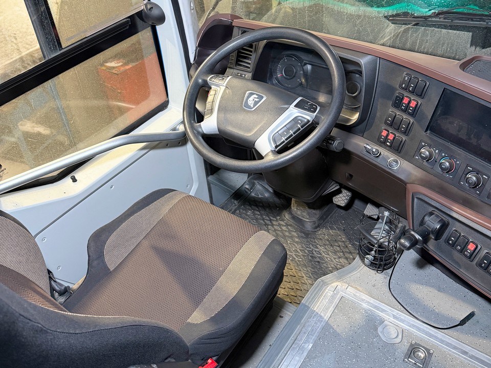 Водительское место в салоне автобуса Камаз 6250
