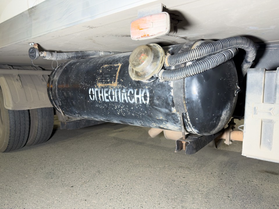 Цилиндрический газовый баллон объемом 100 литров с мультиклапаном класса Европа 2 со скоростным, пожарным и запорным электромагнитным клапанам.