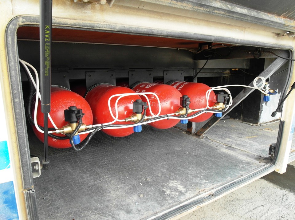 Цельнометаллические газовые баллоны метан (тип 1) объемом 70 л каждый в грузовом отсеке КАвЗ 4238