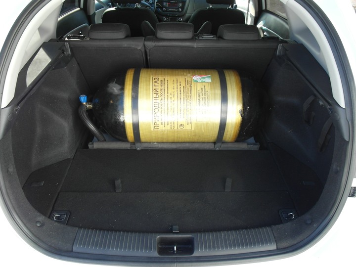 Облегченный металлопластиковый метановый баллон (тип 3) 80 л в багажном отделении Kia Ceed (JD)