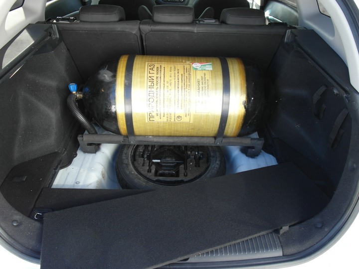 метановый баллон (тип 3) 80 л расположен в багажном отделении на специально изготовленной раме, Kia Ceed (JD)