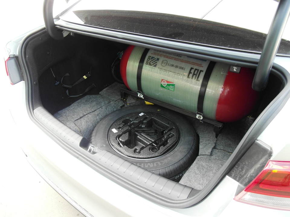 Облегченный металлопластиковый баллон (тип 2) объемом 100 л в багажнике Kia Optima