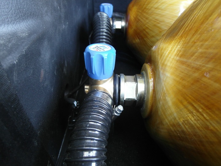 Вентиль на баллоне со скоростным и пожарным клапаном, автоматическим электромагнитным запорным клапаном