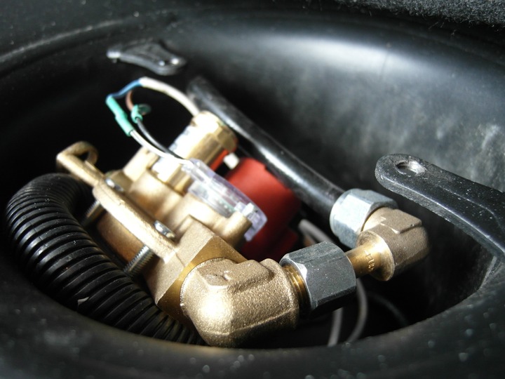 Мультиклапан класса Европа 2 с запорным электроклапаном, пожарным клапаном и электронным датчиком уровня топлива