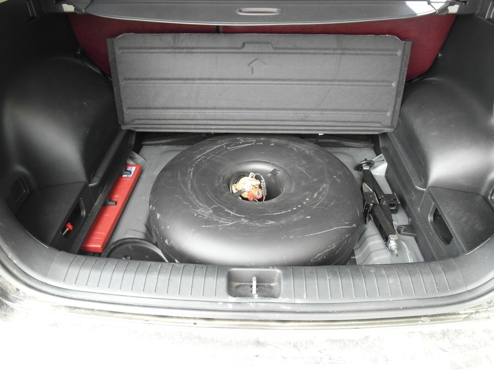 Тороидальный газовый баллон объемом 72 литра в нише запасного колеса Kia Sportage QL