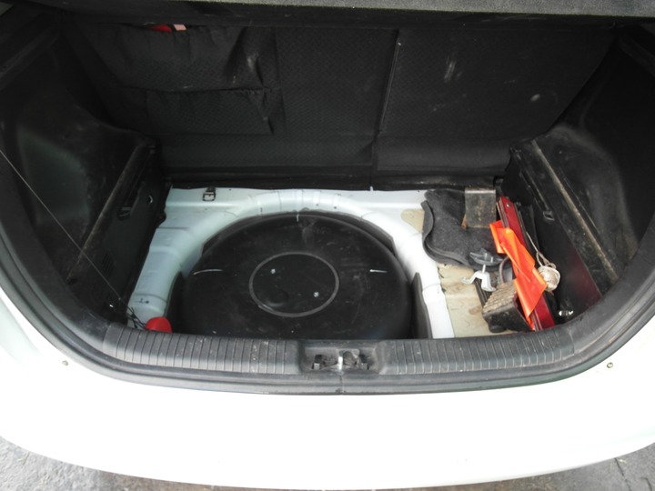 Багажник KIA Venga с тороидальным газовым баллоном 46 л (пропан-бутан) в нише для запасного колеса