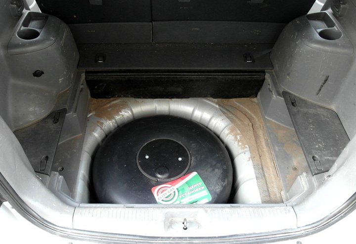 Тороидальный газовый баллон 46 л в багажнике Kia Carens II (FJ) в нише для запасного колеса