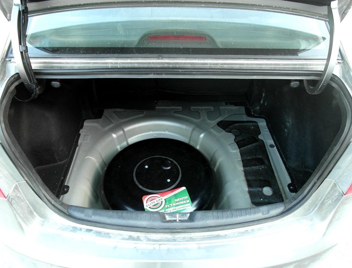 Тороидальный газовый баллон 42 л в багажнике Kia Cerato/Forte (TD) в нише для запасного колеса