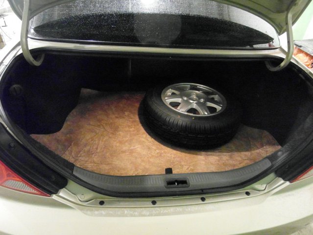 Багажник Kia Spectra с установленным тороидальным баллоном под полом