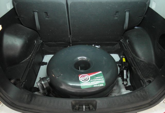 Тороидальный газовый баллон 72 л в нише для запасного колеса на Kia Sportage