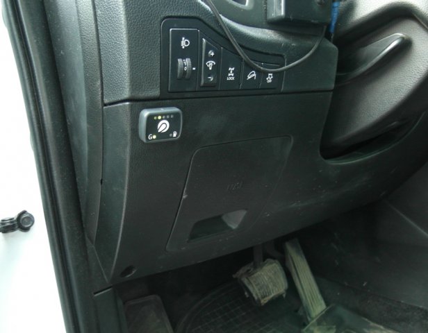 Кнопка переключения и индикации режимов работы ГБО в салоне Kia Sportage на передней панели слева от руля