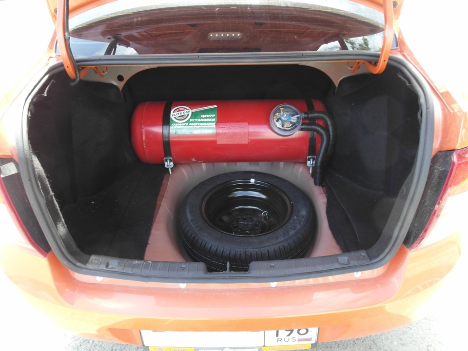 Цилиндрический газовый баллон объемом 60 литров в багажном отделении