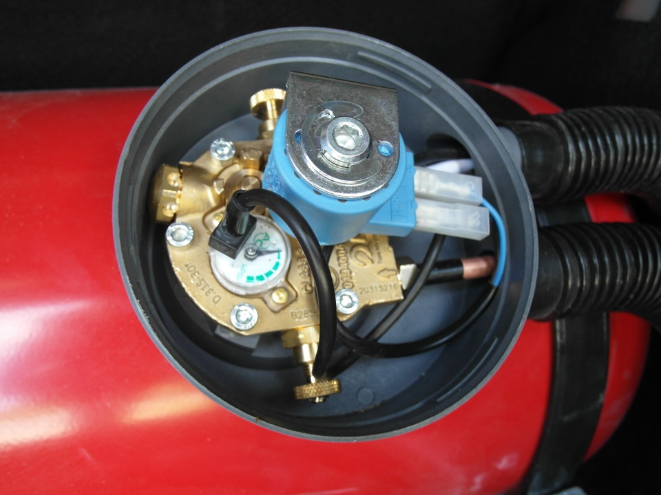 Мультиклапан класса Европа 2 с запорным электромагнитным клапаном, скоростным и пожарным клапаном, индикацией уровня газа