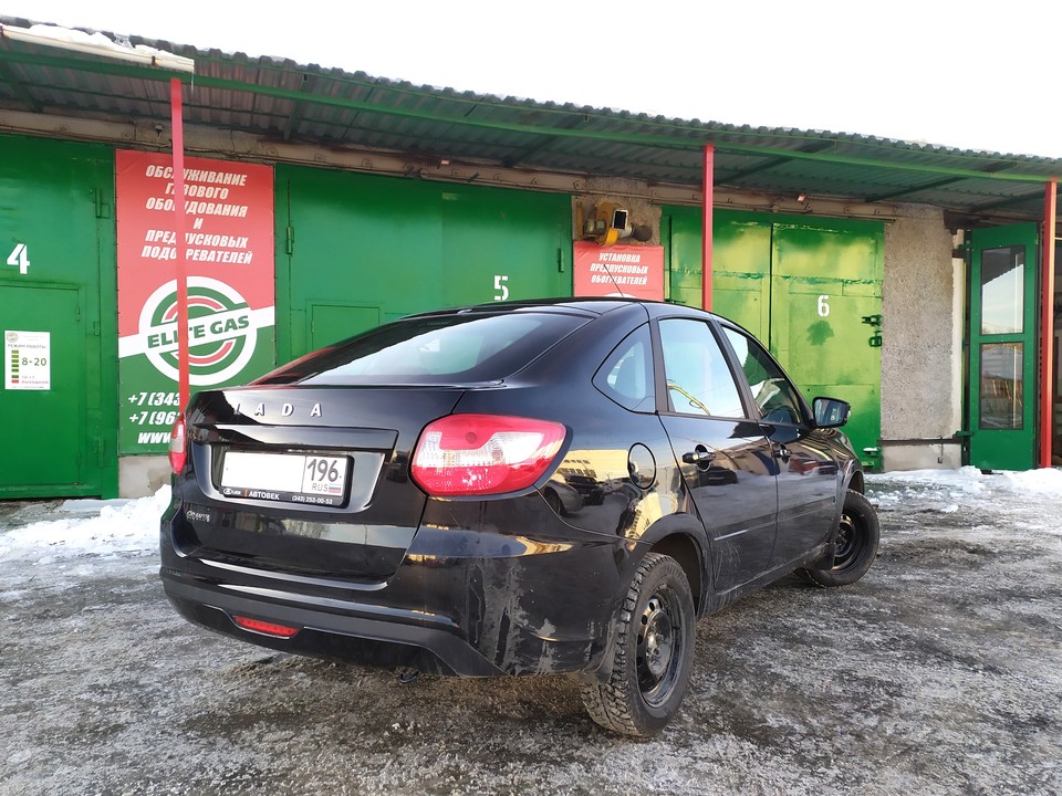 Lada Granta 219170 вид сзади