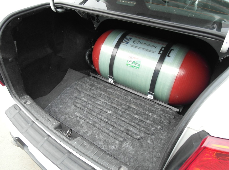 Метановый облегченный металлопластиковый баллон (тип 2) объемом 90 литров в багажнике