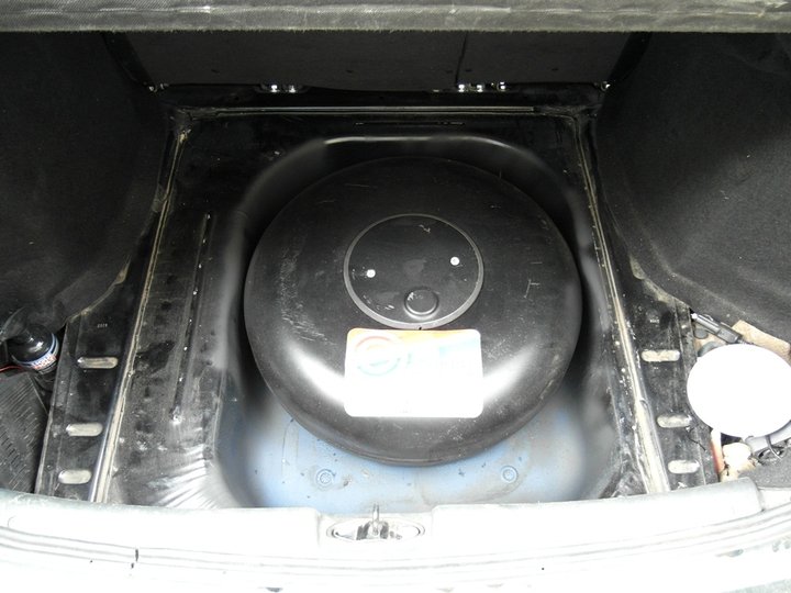 Тороидальный газовый баллон 42 л в багажнике в нише для запасного колеса, Лада Приора
