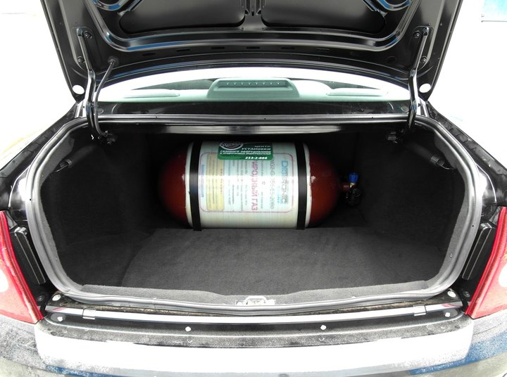Багажник Лады Приоры с металлопластиковым метановым баллоном (тип 2) 65 л за спинками задних сидений