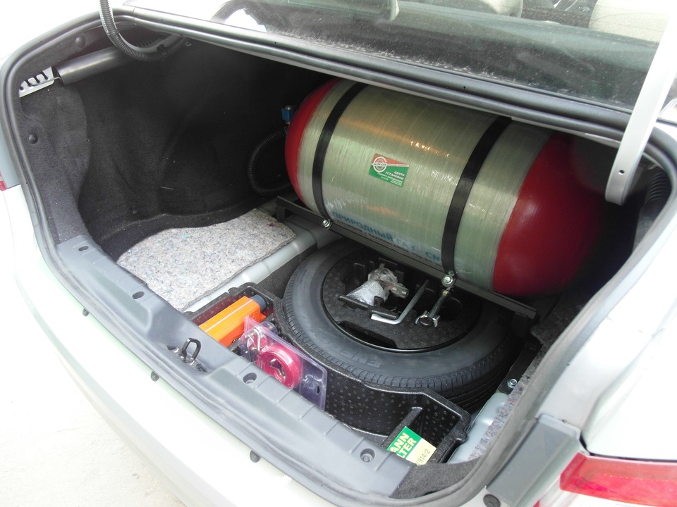 метановый баллон (тип 2) 90 литров в багажнике Lada Vesta