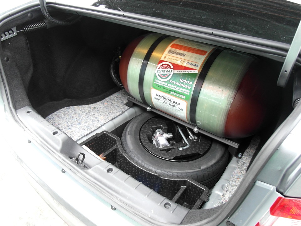Облегченный метановый металлопластиковый баллон (тип 2)  90 л в багажнике Lada Vesta