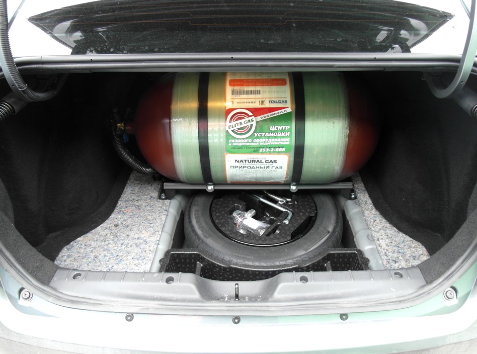 Баллон 90 литров в багажнике за спинками задних сидений, Lada Vesta 2019