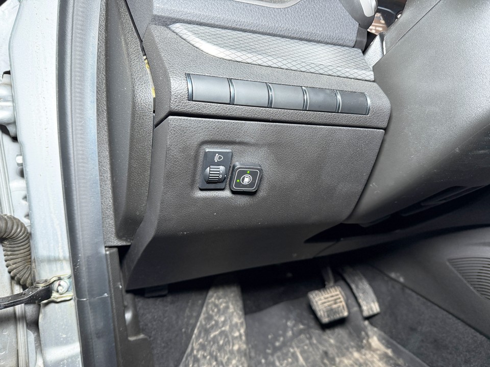 Кнопку управления ГБО в салоне автомобиля Lada Vesta