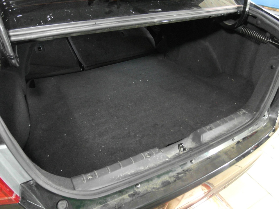 Багажник Лады Весты с газовыми баллонами в нише запаски под крышкой