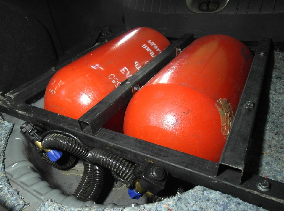 2 баллона метан по 39 литров каждый (тип 1) в нише запасного колеса, Lada Vesta