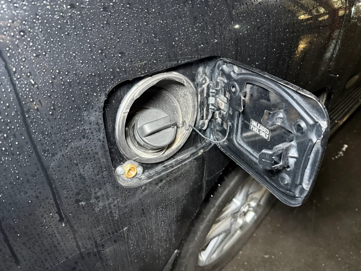 заправка газом под лючком бензобака у Lexus LX 570 2008