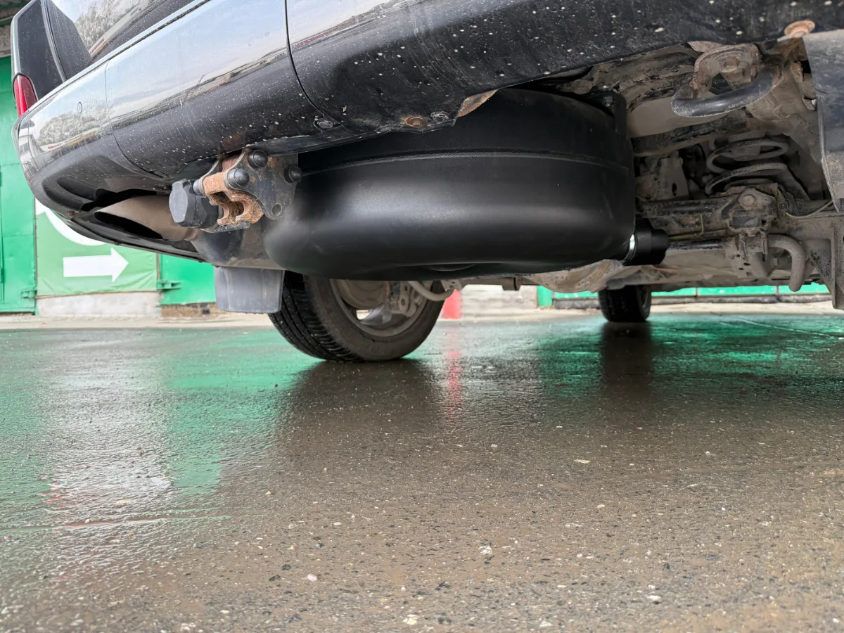 Баллон под днищем на Lexus LX 570 
