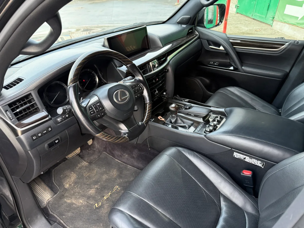 вид салона у Lexus LX 570 на пропане 
