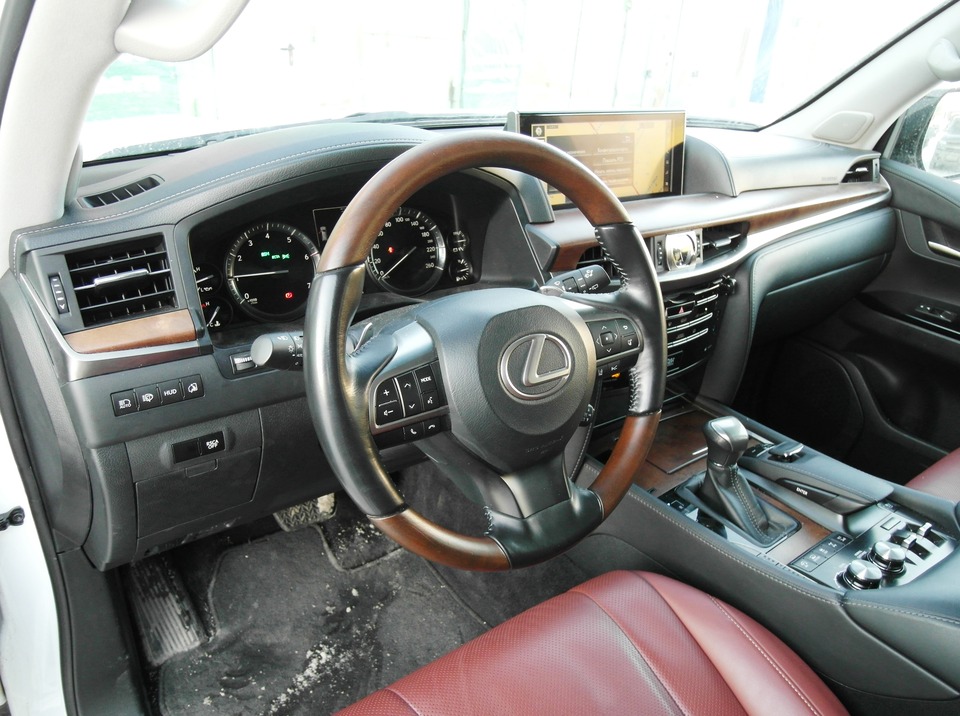 салон, Lexus LX 570