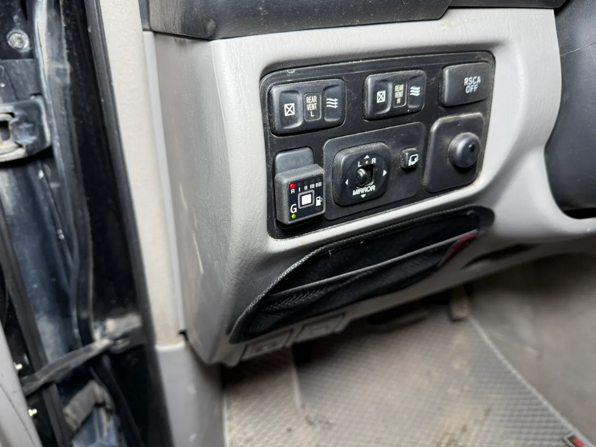 Кнопки переключения на газ в Lexus LX470
