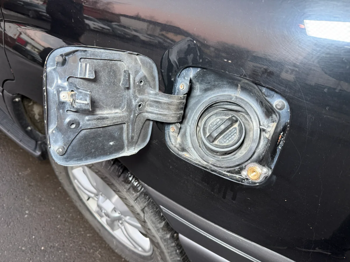 Lexus LX470 заправочное устройство спрятали под лючок бензобака