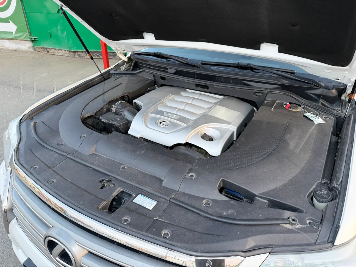 Lexus LX570 подкапотное пространство