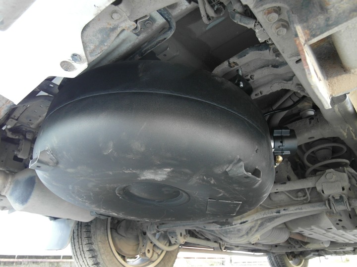 Тороидальный баллон объемом 95 л (пропан-бутан) расположен под днищем кузова Lexus LX570