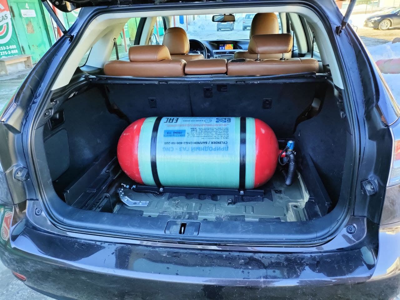 Метановый баллон (тип 2) 100 л установлен в багажнике