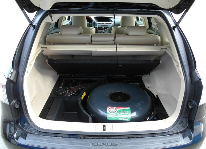 Тороидальный газовый баллон 57 л (пропан-бутан) под фальшполом багажника Lexus RX350 (AL10)