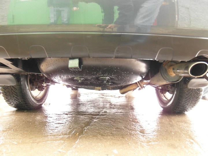 газовый баллон (пропан-бутан) 83 литров под днищем на месте запасного колеса, Lexus RX400h