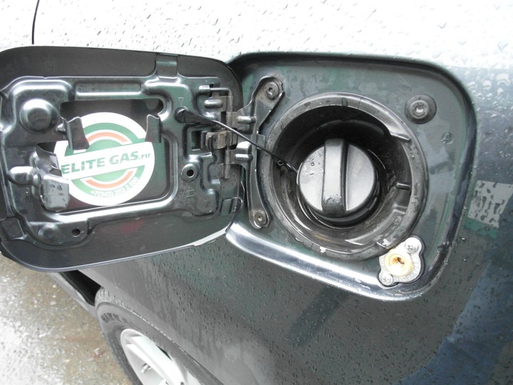ВЗУ под лючком бензобака, Lexus RX400h