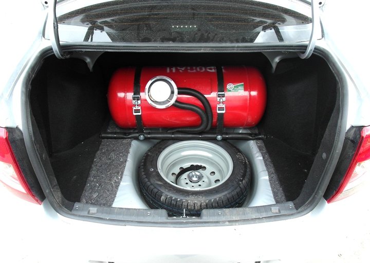 Цилиндрический газовый баллон 80 л в багажнике Лада Гранта 219000 за спинками задних сидений
