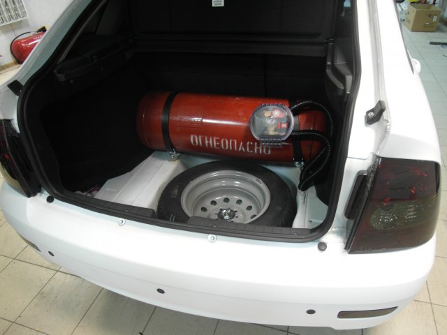 установка газа на Лада Приора, цилиндрический газовый баллон 60 л размещен в багажнике