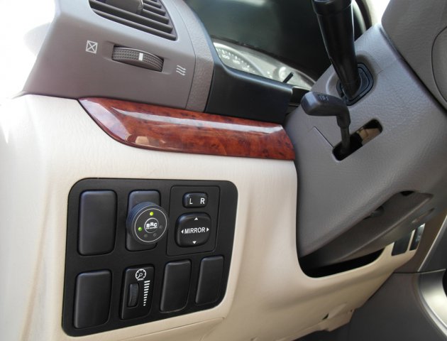 Кнопка переключения и индикации режимов работы ГБО в салоне Toyota Land Cruiser Prado