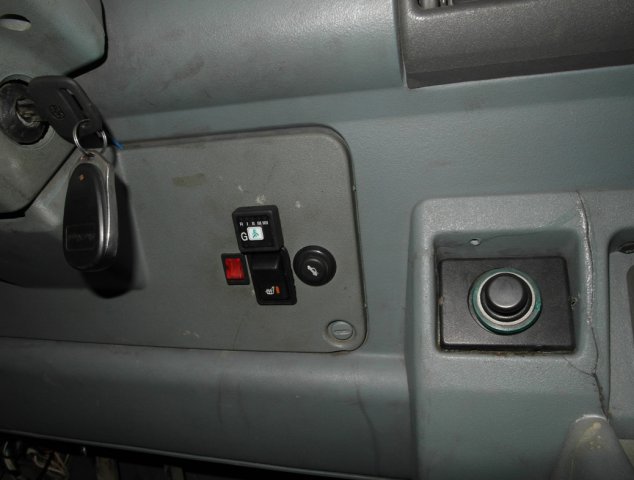 Кнопка переключения и индикации режима работы ГБО в салоне Land Rover Discovery на передней панели справа от руля