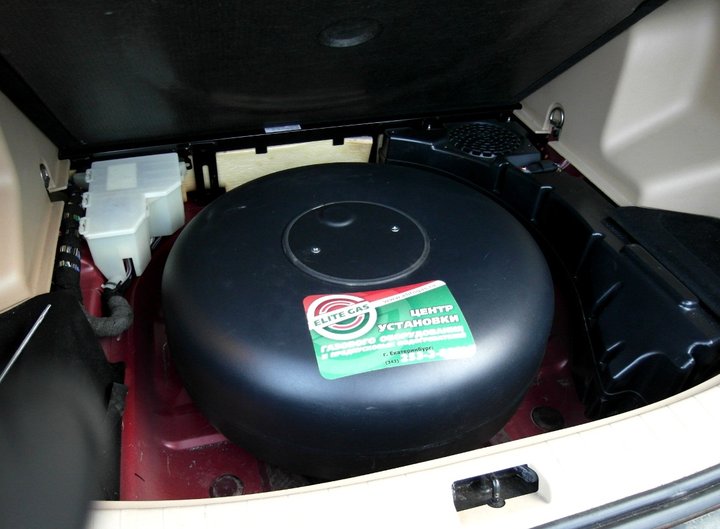Тороидальный газовый баллон 65 л в багажнике в нише для запасного колеса, Land Rover Freelander 2